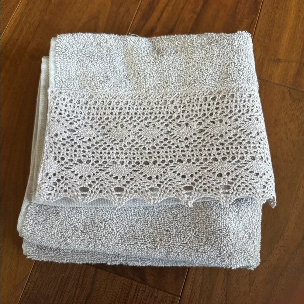 [Madame Coco] Light Purple Embroidered Bath Towel